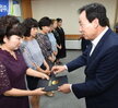 2017성적우수대학생장학증서전달 (3)