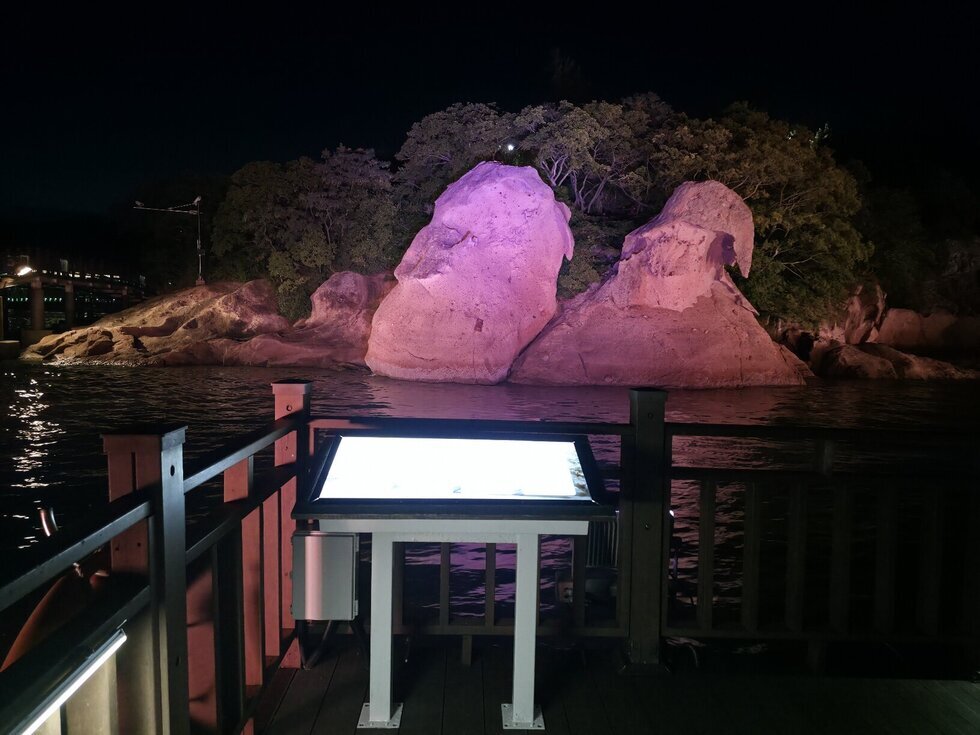 정상작동되고 있는 관광안내판 (좌측)