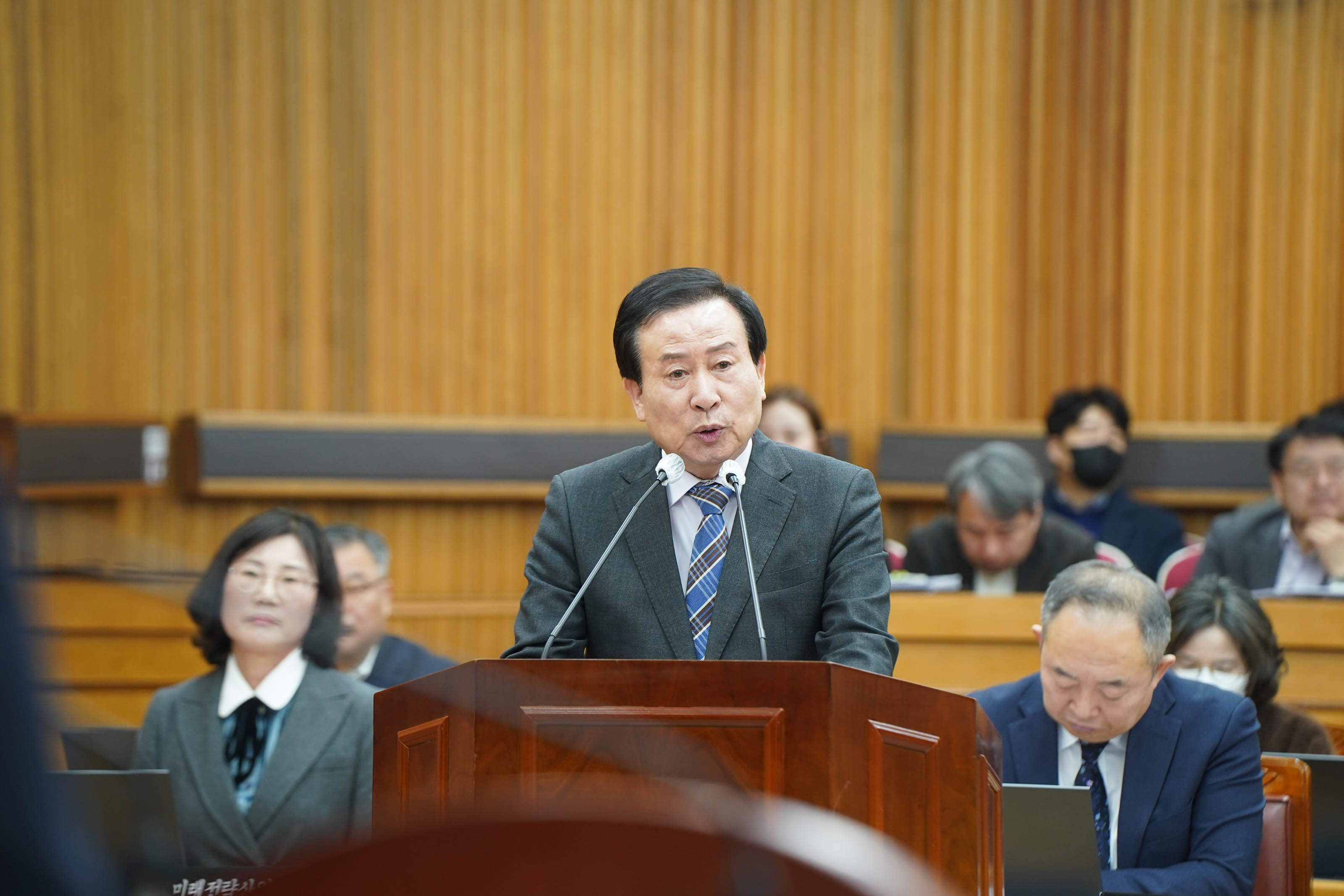 박홍률 목포시장이 연단에서 얘기하고 있으며, 청중들은 그의 발언을 듣고 있다. 다른 사람들은 집중해서 듣고 있다.