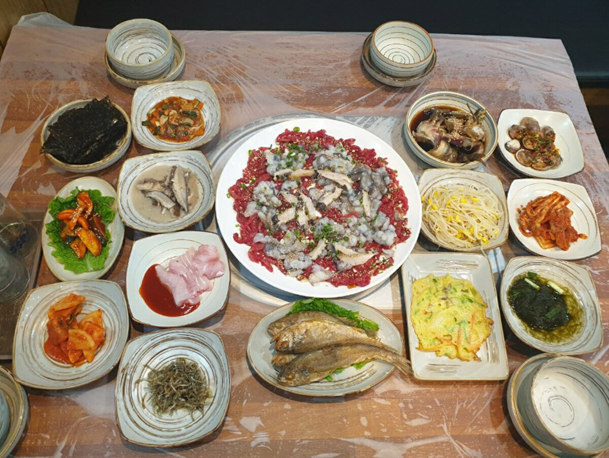남도랑 간판이 달린 건물 외관 모습