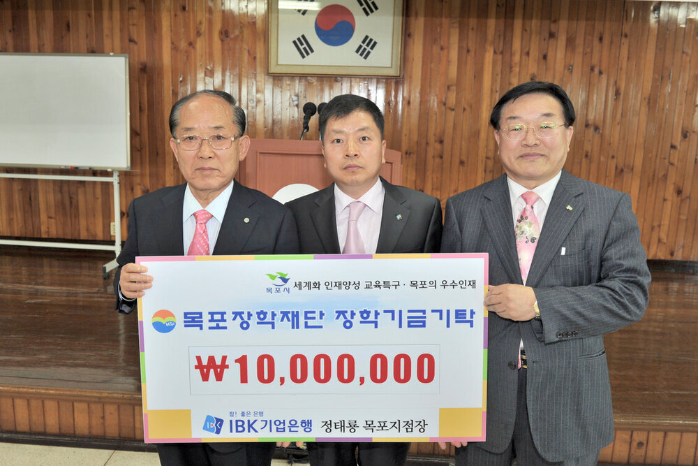 목포장학재단2012,상반기장학금전달식05(2012,4,24,회의실).jpg