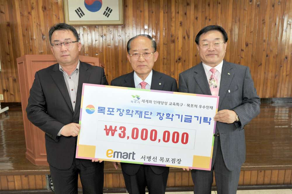 목포장학재단2012,상반기장학금전달식11(2012,4,24,회의실).jpg