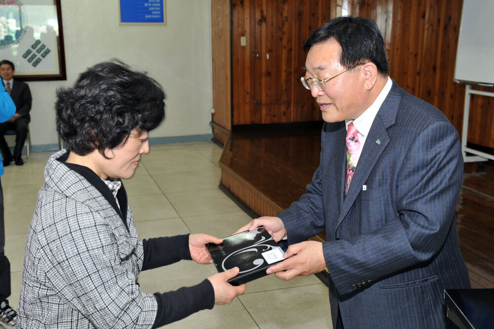 목포장학재단2012,상반기장학금전달식17(2012,4,24,회의실).jpg