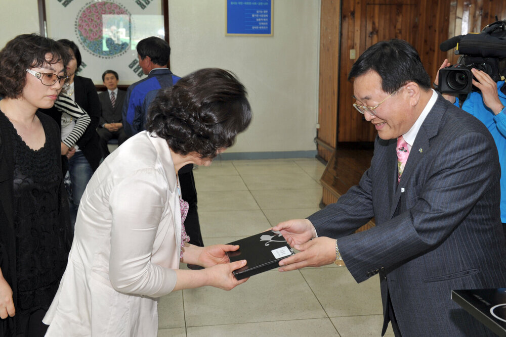목포장학재단2012,상반기장학금전달식18(2012,4,24,회의실).jpg