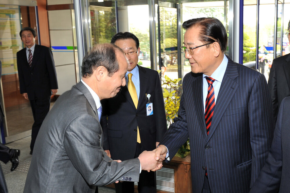 박준영도지사목포시민과대화02(2012,4,27,시청현관).jpg