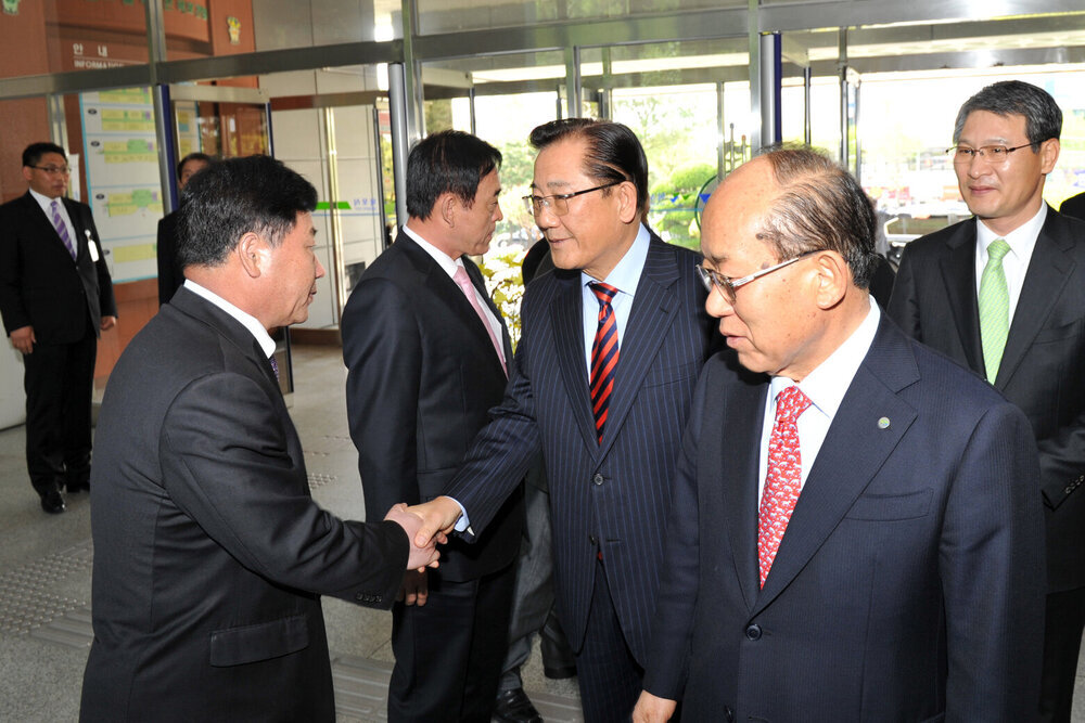 박준영도지사목포시민과대화04(2012,4,27,시청현관).jpg