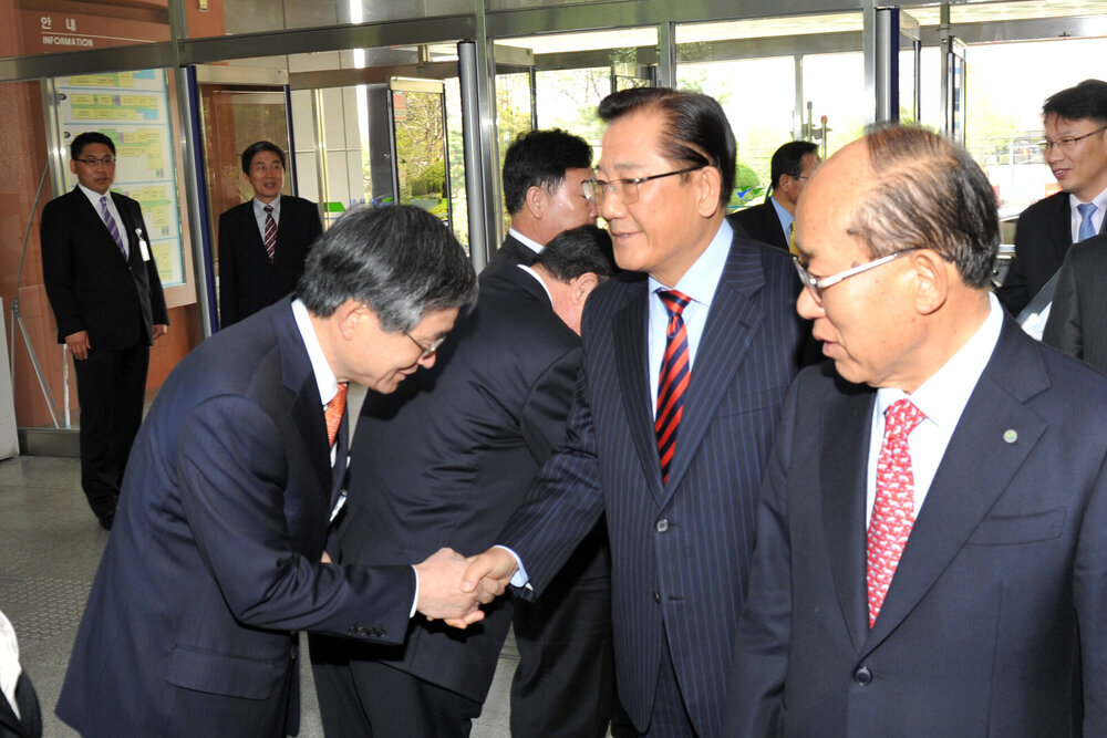 박준영도지사목포시민과대화05(2012,4,27,시청현관).jpg