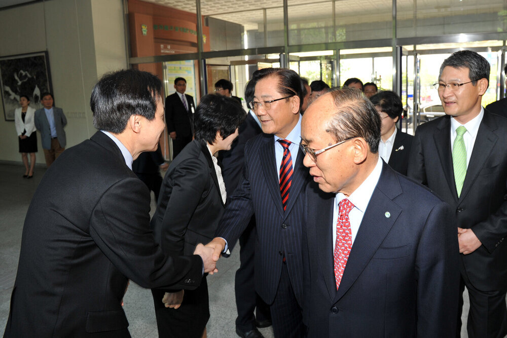 박준영도지사목포시민과대화07(2012,4,27,시청현관).jpg