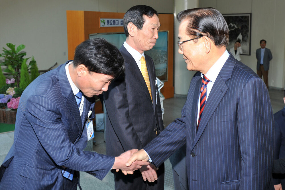 박준영도지사목포시민과대화10(2012,4,27,시청현관).jpg