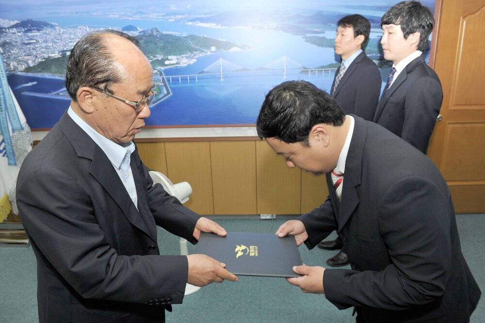 해양수산복합센터직원임용정교부02(2012,6,5,시장실).jpg