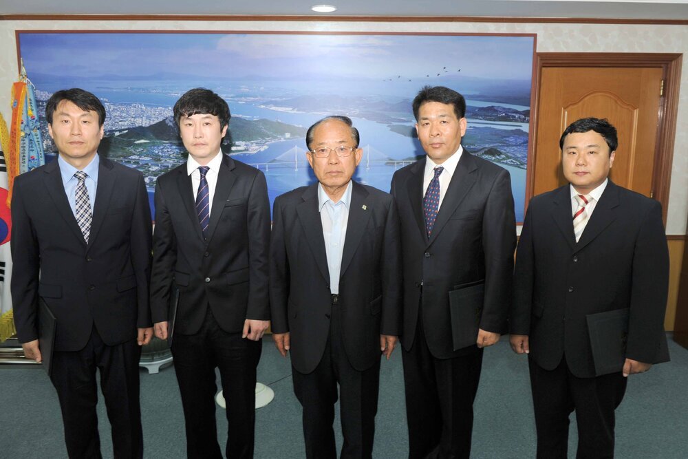 해양수산복합센터직원임용정교부05(2012,6,5,시장실).jpg
