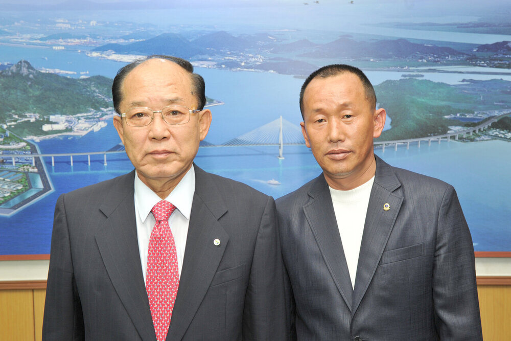 고영태하당라이온스클럽회장고민준선직원사무관순직성금기탁02(2012,9,24,시장실).jpg