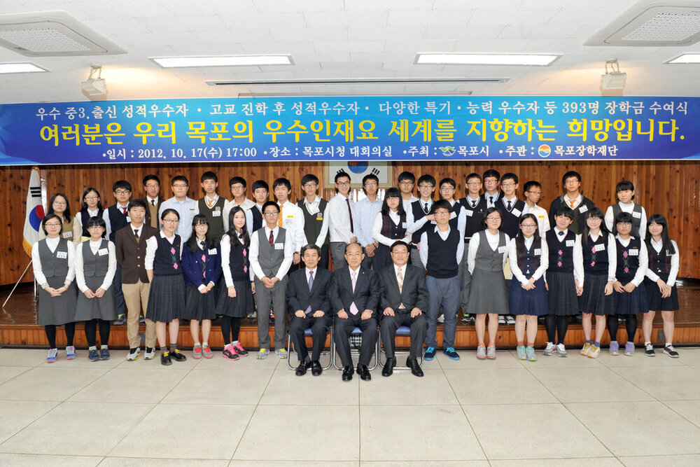 우수중3및고교진학후성적우수자장학증서전달식11.jpg