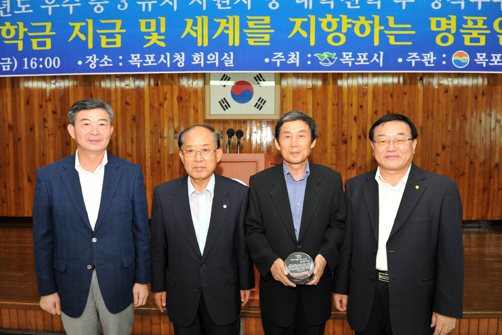 우수중3유치지원자대학진학성적우수자장학금전달04(2013,8,23,회의실).jpg