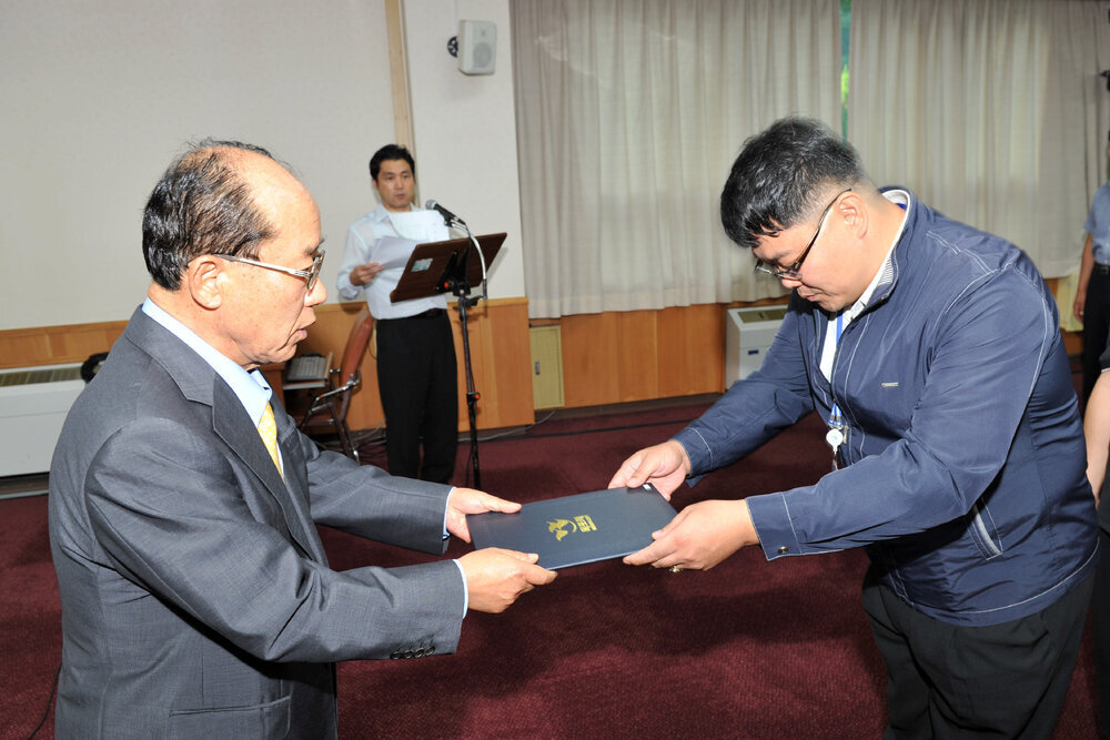 2013,9,13일자승진임용장교부02(2013,9,13,상황실).jpg