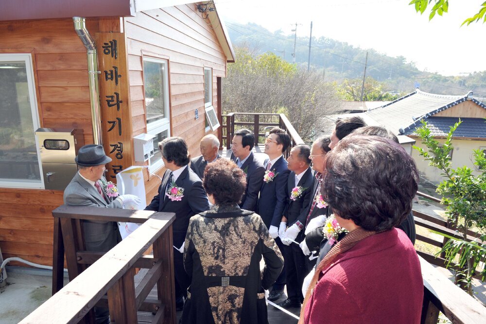 유달동해바라기경로당개소식05(2014,10,24,어민동상건너편).jpg