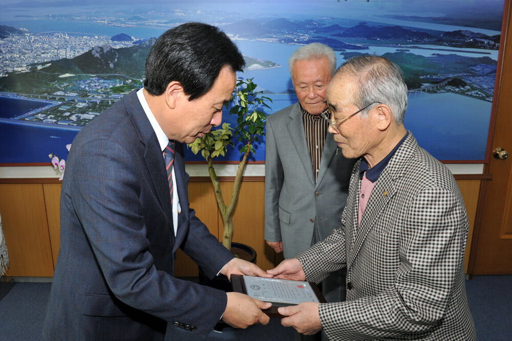 배정만,박병식감사패전달03(2014,11,5,시장실).jpg