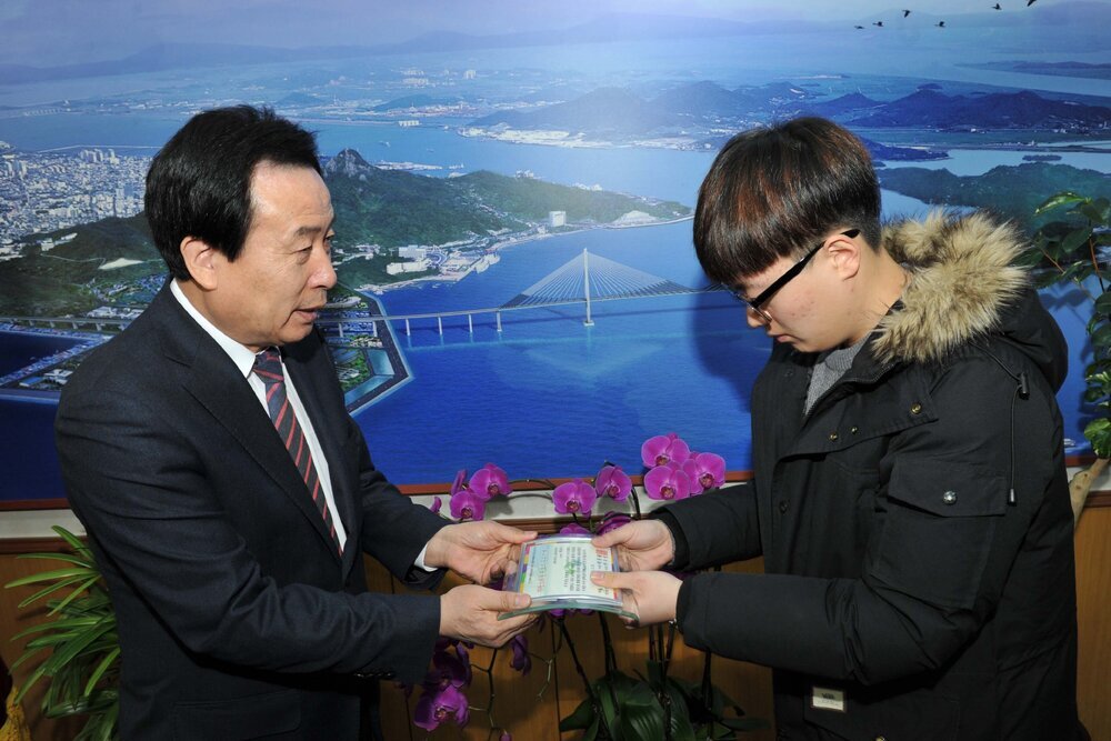 박홍률목포장학재단이사장장학금전달01(2015,2,23,시장실).jpg