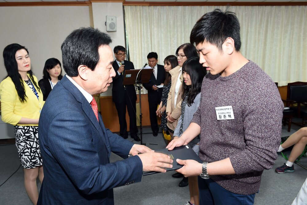 상반기인재육성장학증서수여식35(2015,5,8,상황실).jpg