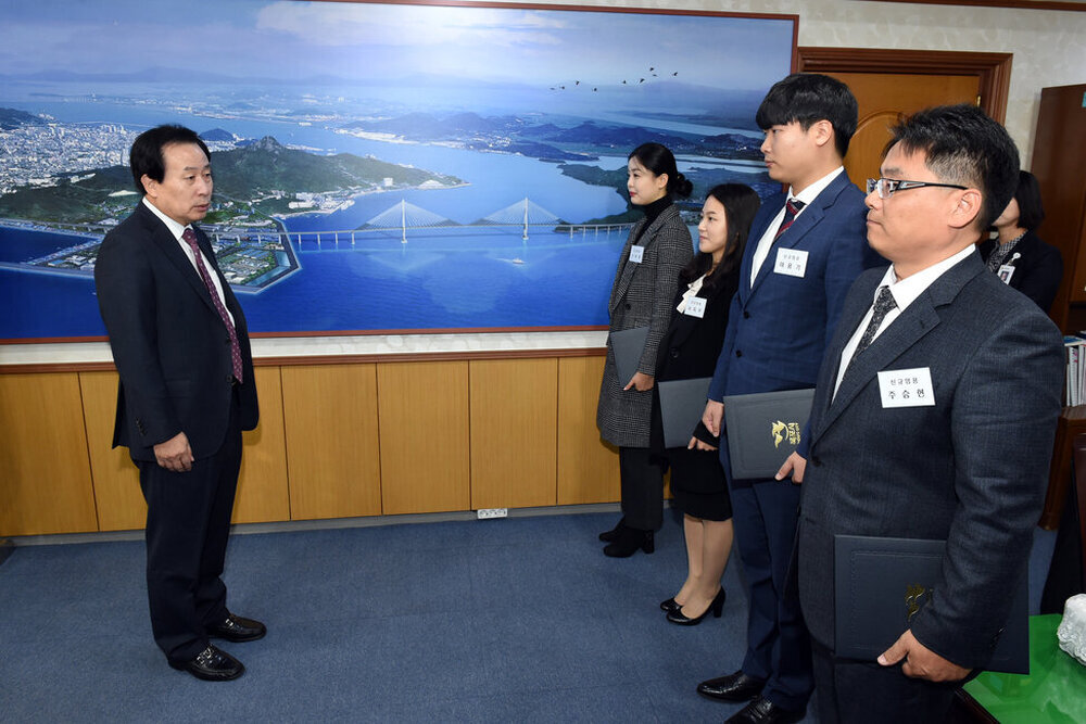 2017,11,17일자신규인용공무원임용장교부05(2017,11,17,시장실).jpg