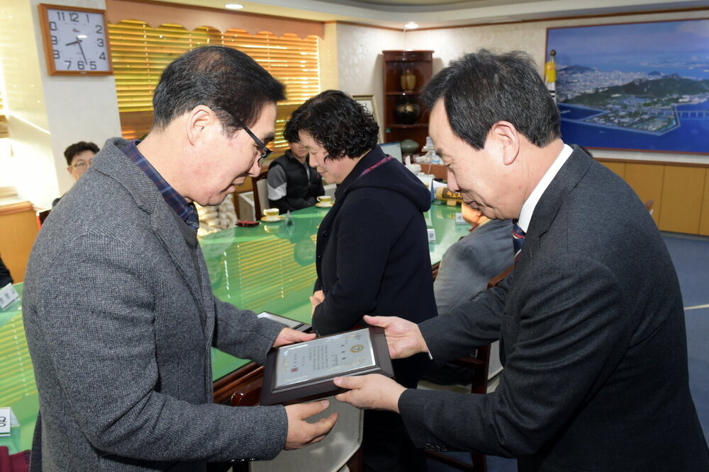 박홍률 목포시장 표창패 전달.