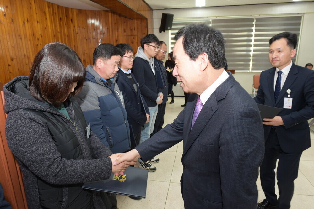 박홍률 목포시장 시정유공자 시상.