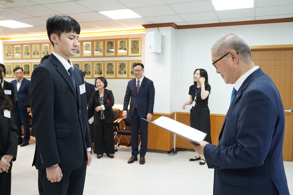 (10.01.상황실) 신규 공무원 임용장 수여식-1