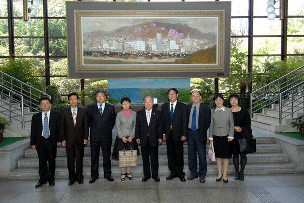 대불대학교공자아카데미원장일행방문03(2009.4.17.시장실).jpg