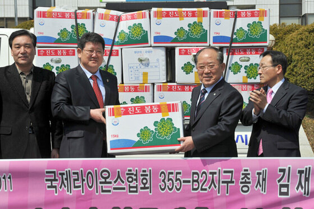 국제라이온스355-B2지구김재훈총재사랑의봄동배추시에기탁01(20110328시청광장).jpg