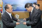 해양수산복합센터직원임용정교부01(2012,6,5,시장실).jpg