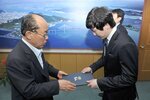 해양수산복합센터직원임용정교부03(2012,6,5,시장실).jpg