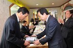 목포장학재단이사장사무국장감사패전달06(2015,2,25,양을산음식점).jpg