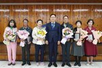 4월 정례조회 행사에서 정장을 입고 안경을 쓴 남성이 수상자들과 함께 기념촬영을 하고 있으며, 왼쪽부터 분홍색 정장을 입은 김숙자, 어두운색 복장의 장순호, 베이지색 패딩을 입은 조금임, 검은 점퍼 차림의 홍광순, 회색 원피스에 검은 조끼를 입은 정민숙, 와인색 원피스를 입은 이유자가 꽃다발과 상패를 들고 나란히 서 있다.