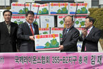 국제라이온스355-B2지구김재훈총재사랑의봄동배추시에기탁01(20110328시청광장).jpg